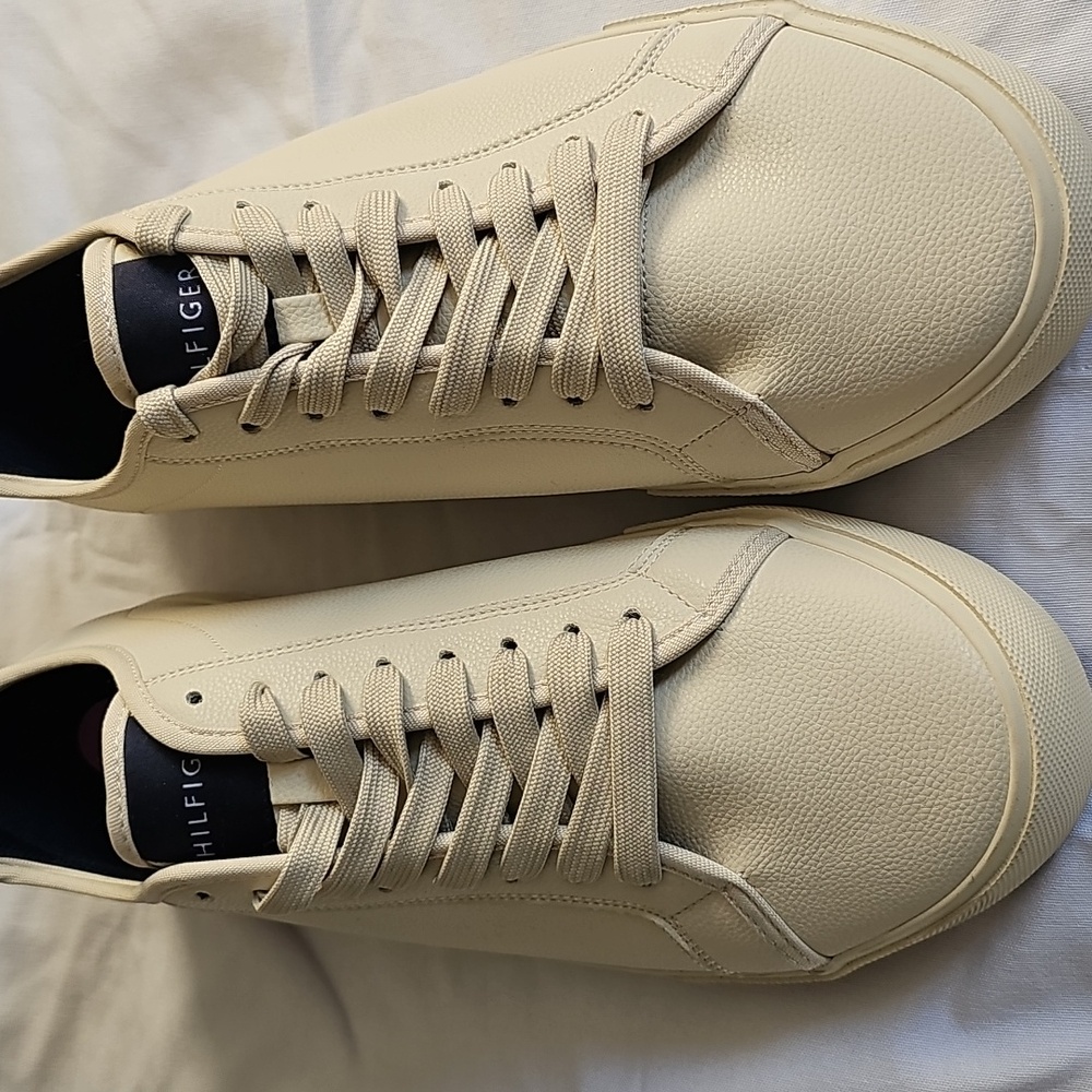 NWT TOMMY HILFIGER MSRP $119.99 MEN CREAM LEATHER LACE UP SNEAKERS SHOES 10.5